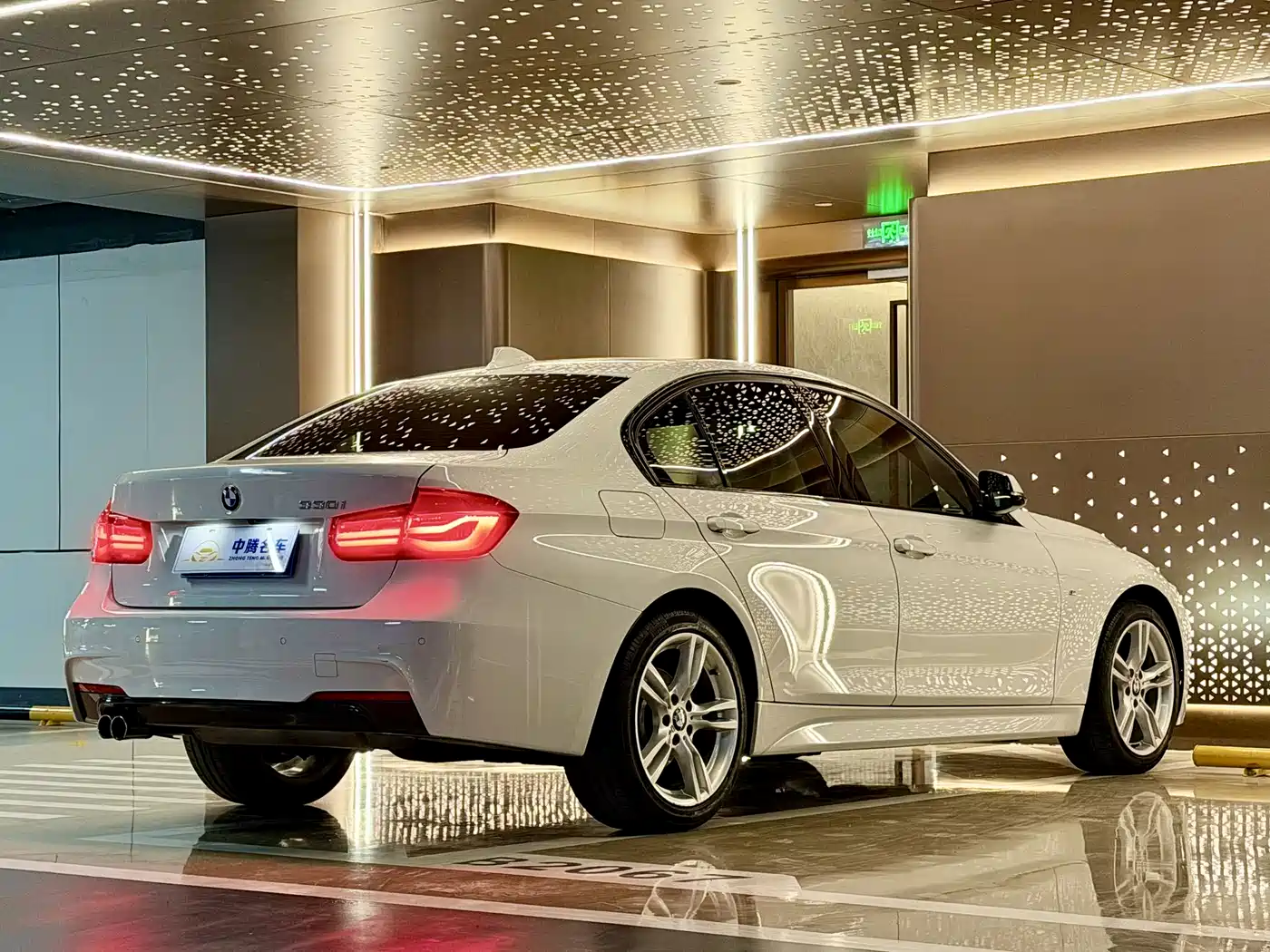 BMW 3 Series 2017 330i M Sport фото 31