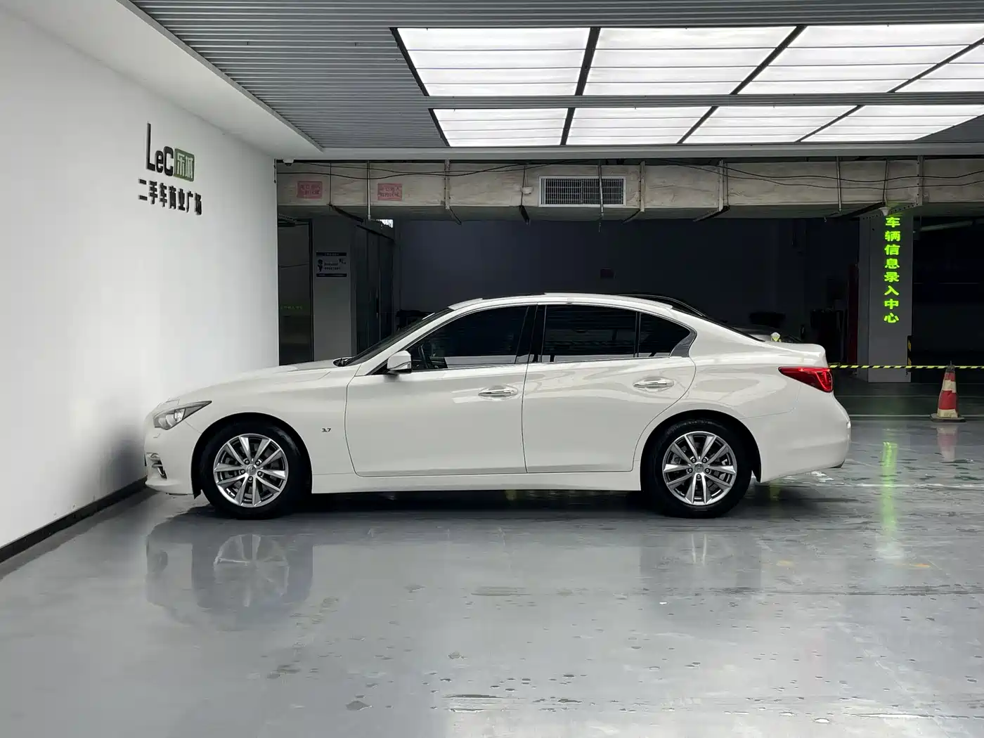 Infiniti Q50 2016 2014 3.7L Comfort Edition