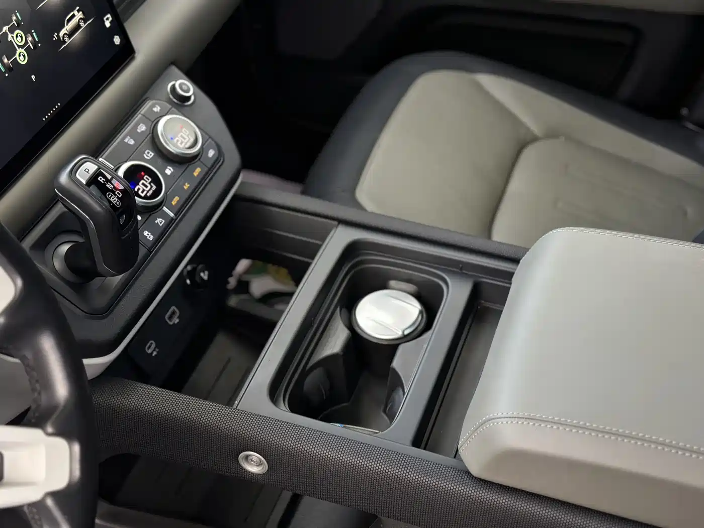 Land Rover Defender 2022 110 P400 X-DYNAMIC HSE фото 8