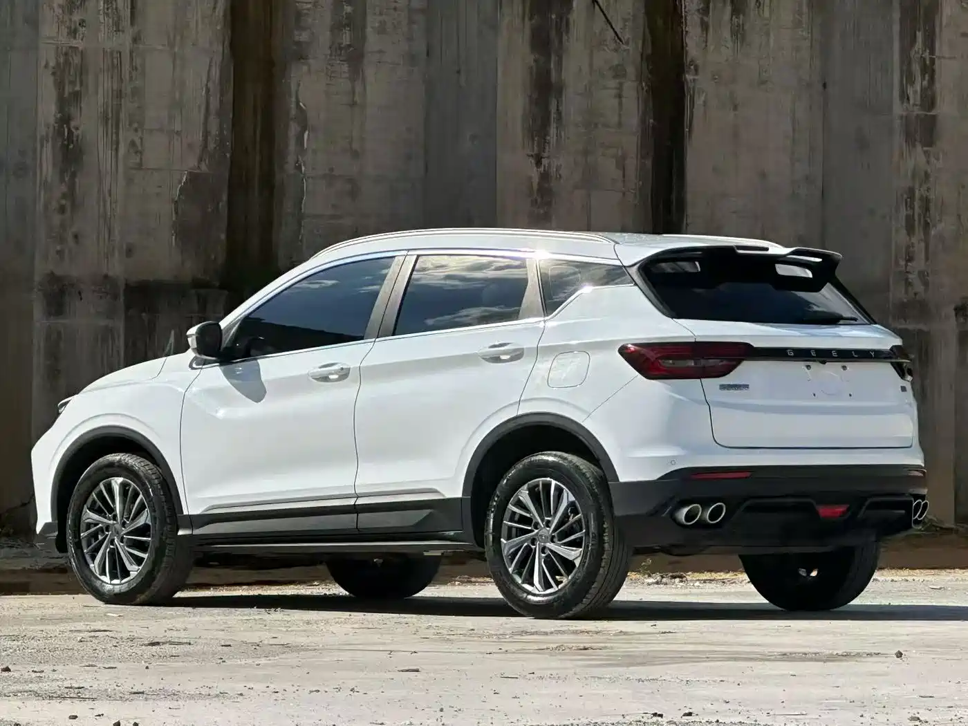 Фото 4 - Geely Binyue