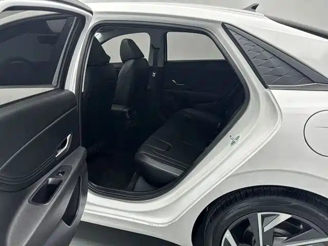Hyundai Elantra 2023 1.5L CVT GLX Elite Edition фото 13