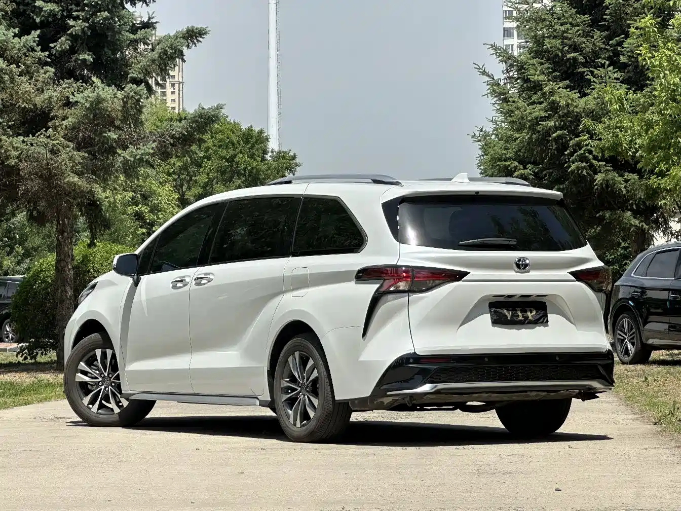 Toyota Granvia 2024 2.5L Hybrid Premium PLUS 4WD Edition фото 6