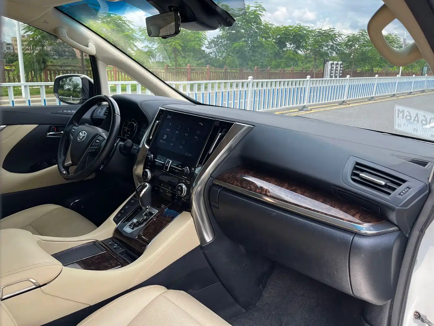 Toyota Alphard 2021 Hybrid 2.5L Luxury фото 7
