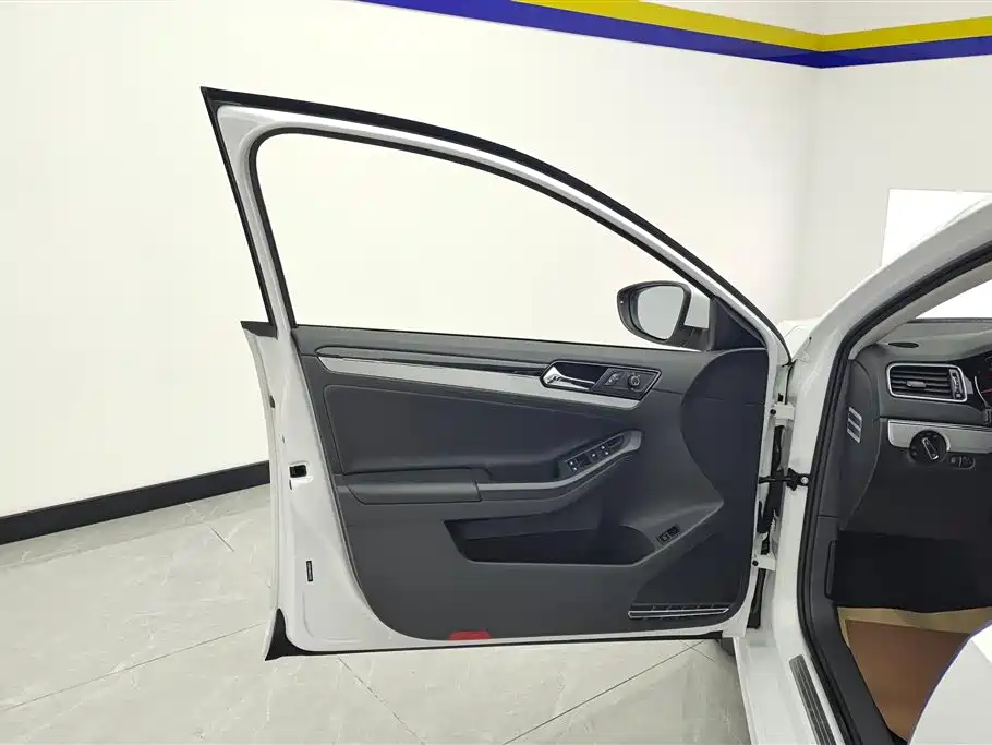 Volkswagen Sagitar 2015 1.6L Automatic Comfort фото 7