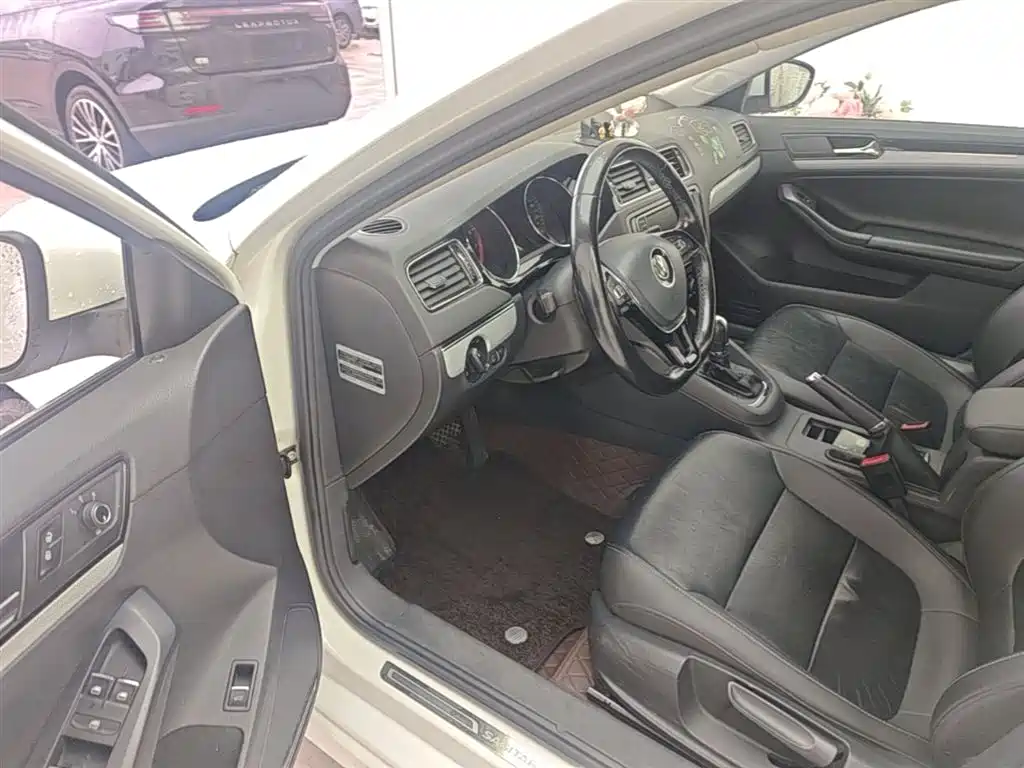 Volkswagen Sagitar 2017 1.6L Automatic Comfort фото 16