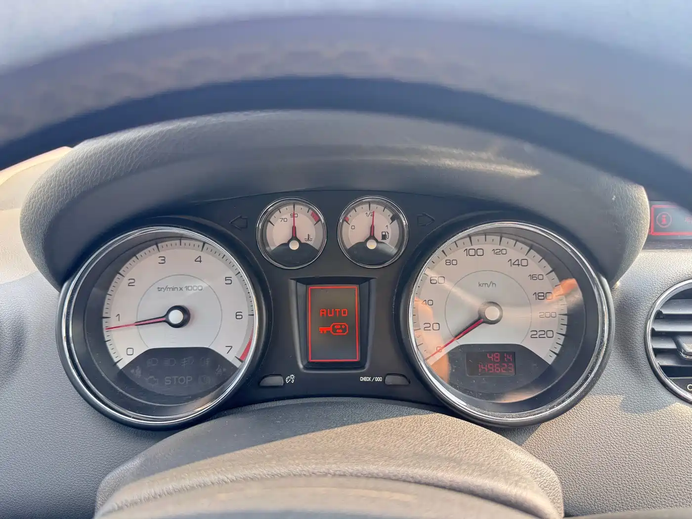 Peugeot 408 2013 2.0L Automatic Luxury Edition фото 13