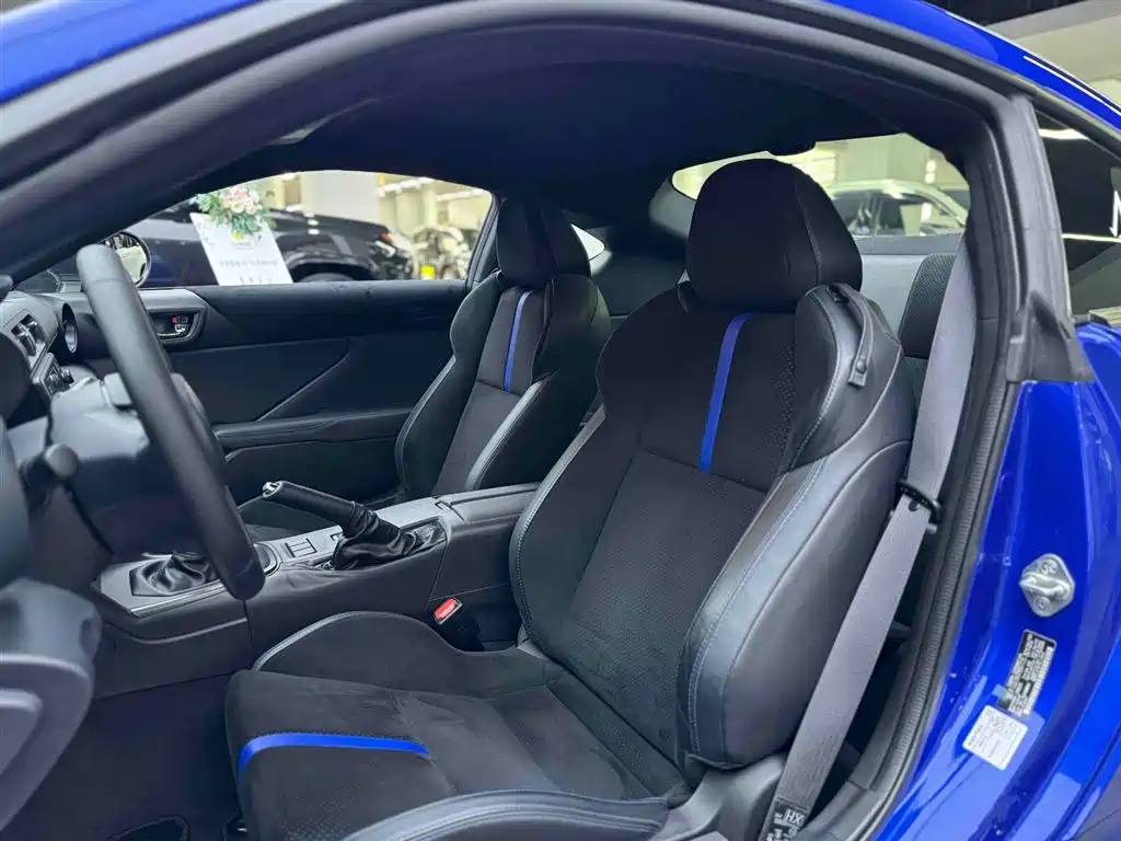 Subaru BRZ 2023 2.4L Manual 10th Anniversary Edition фото 12