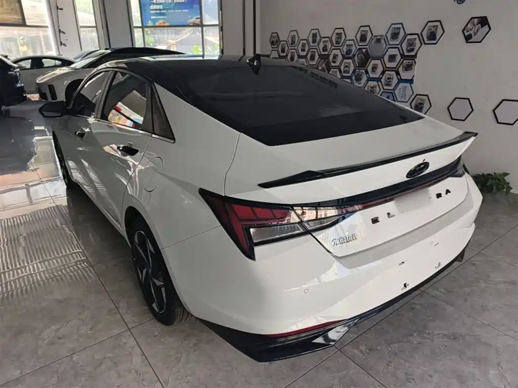 Hyundai Elantra 2022 1.5L CVT LUX Premium Edition фото 5