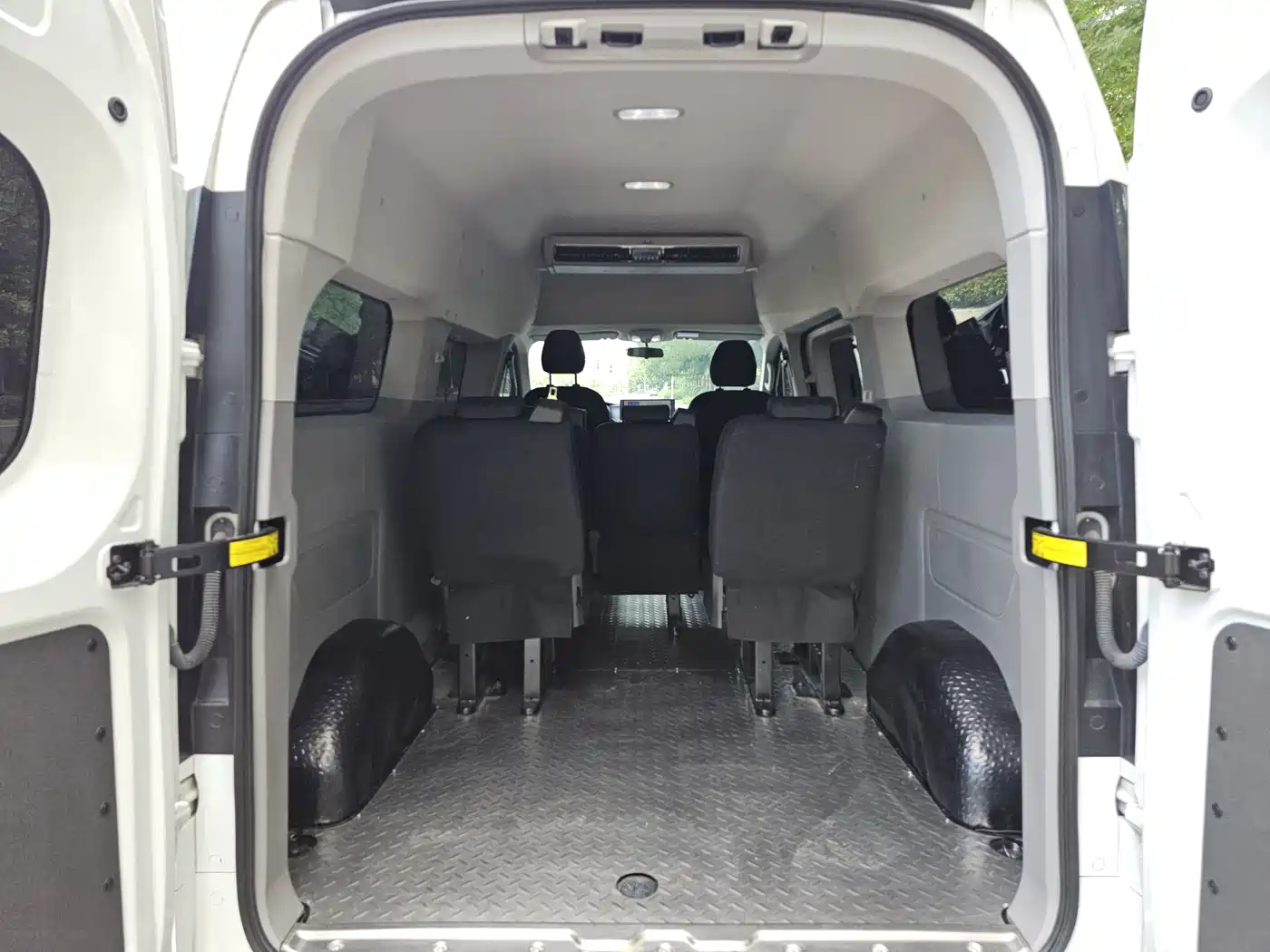 SAIC Maxus Xintu V70 2023 Model 2.0T Elite Edition Automatic Long Wheelbase Medium Roof 6/7-Seater фото 11