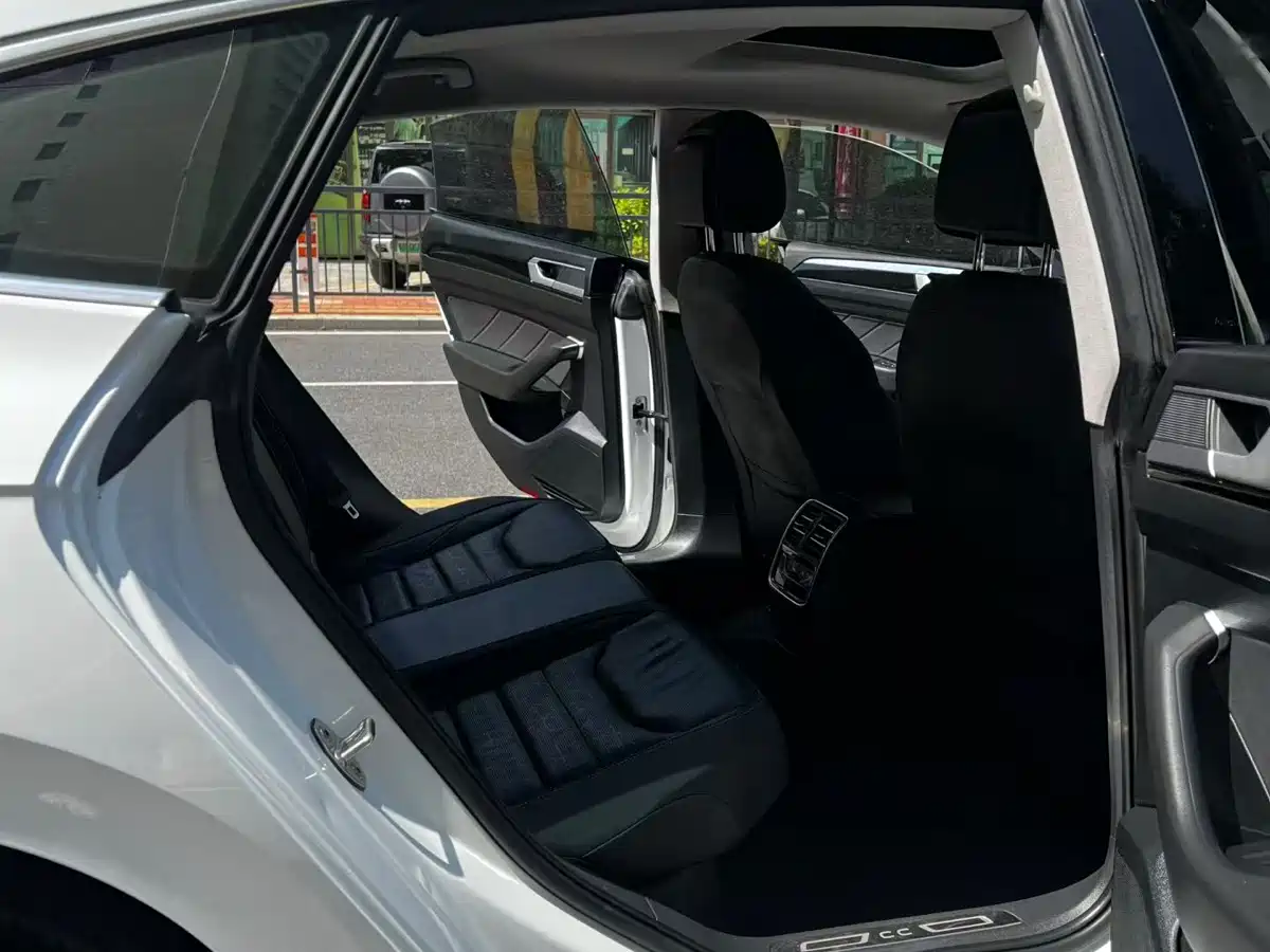 Volkswagen FAW-Volkswagen CC 2023 380TSI Eye-catching Edition фото 9