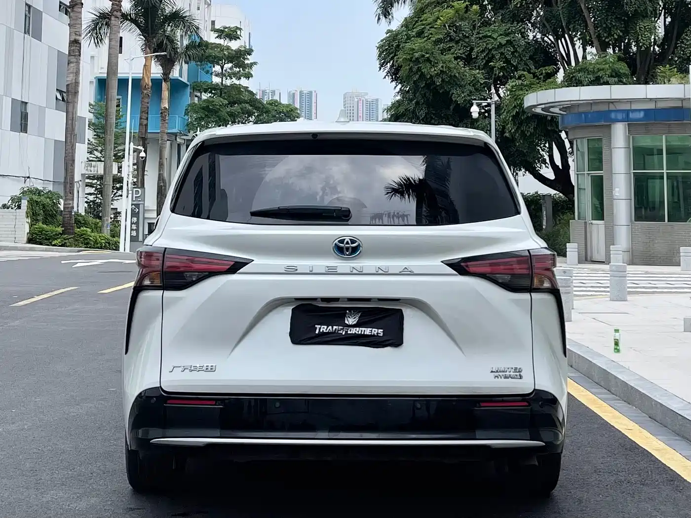 Toyota Sienna 2023 2.5L Hybrid Premium Edition фото 5
