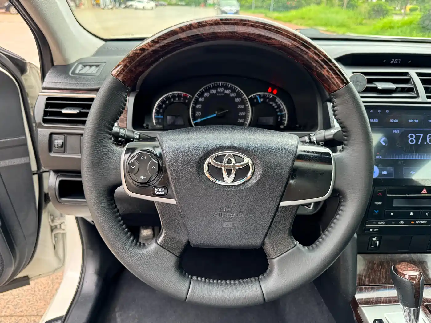 Toyota Camry 2015 2.0G Leading Edition фото 11
