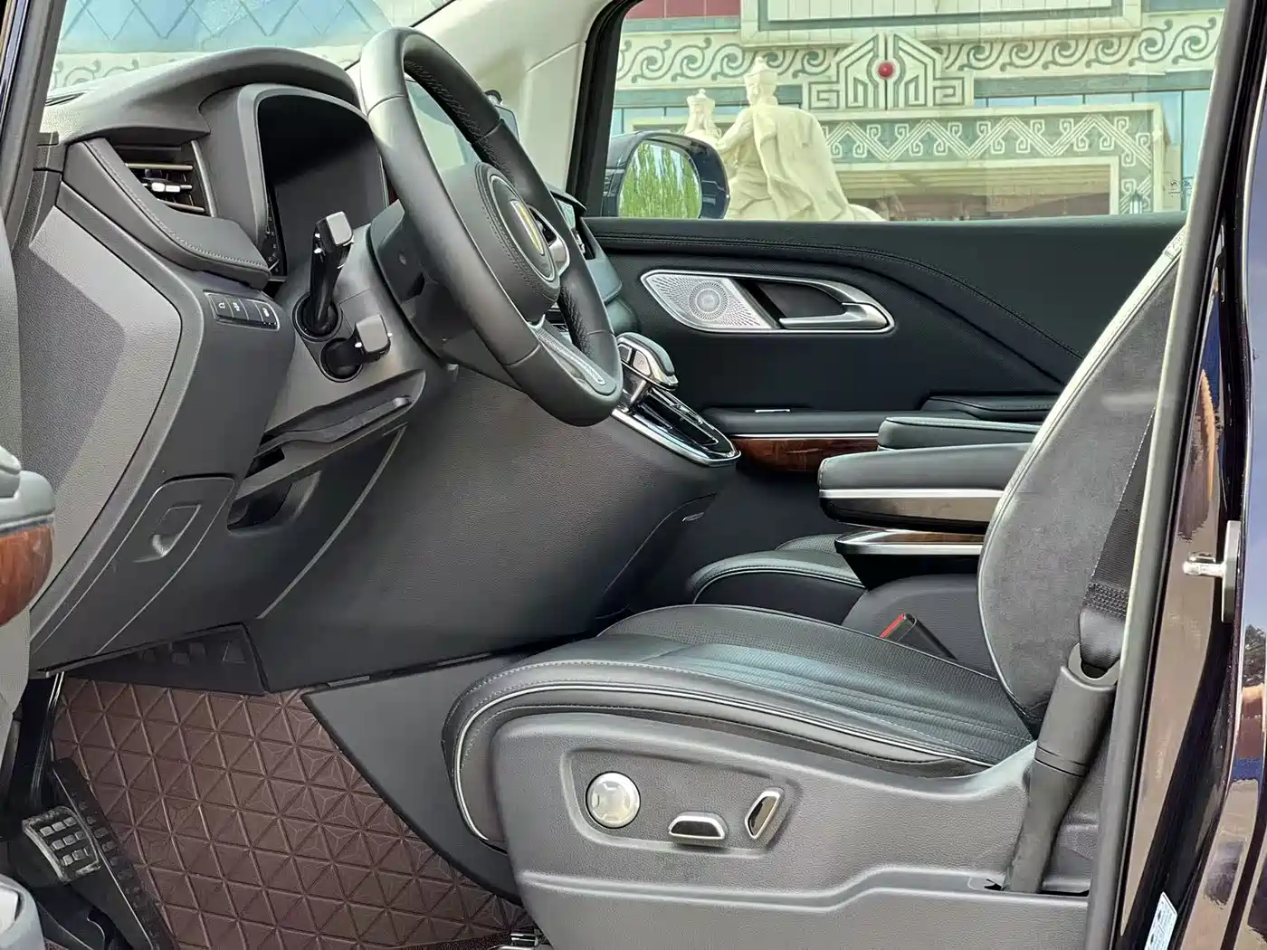 Hongqi HQ9 PHEV 2024 Model 2.0T AWD Luxury Edition фото 6
