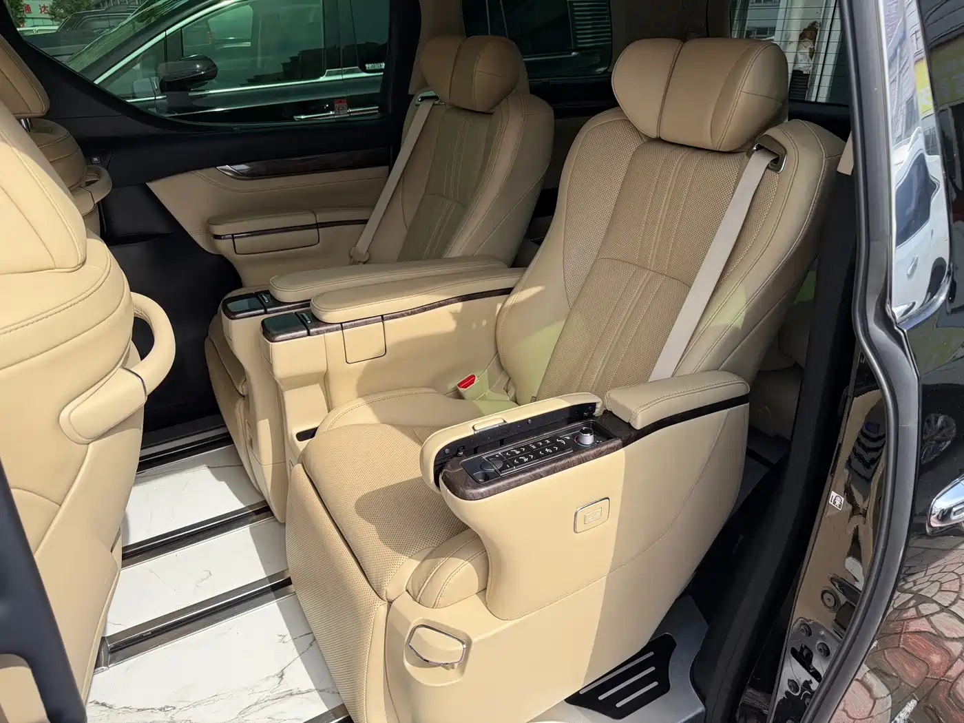 Toyota Alphard 2021 Hybrid 2.5L Premium фото 5