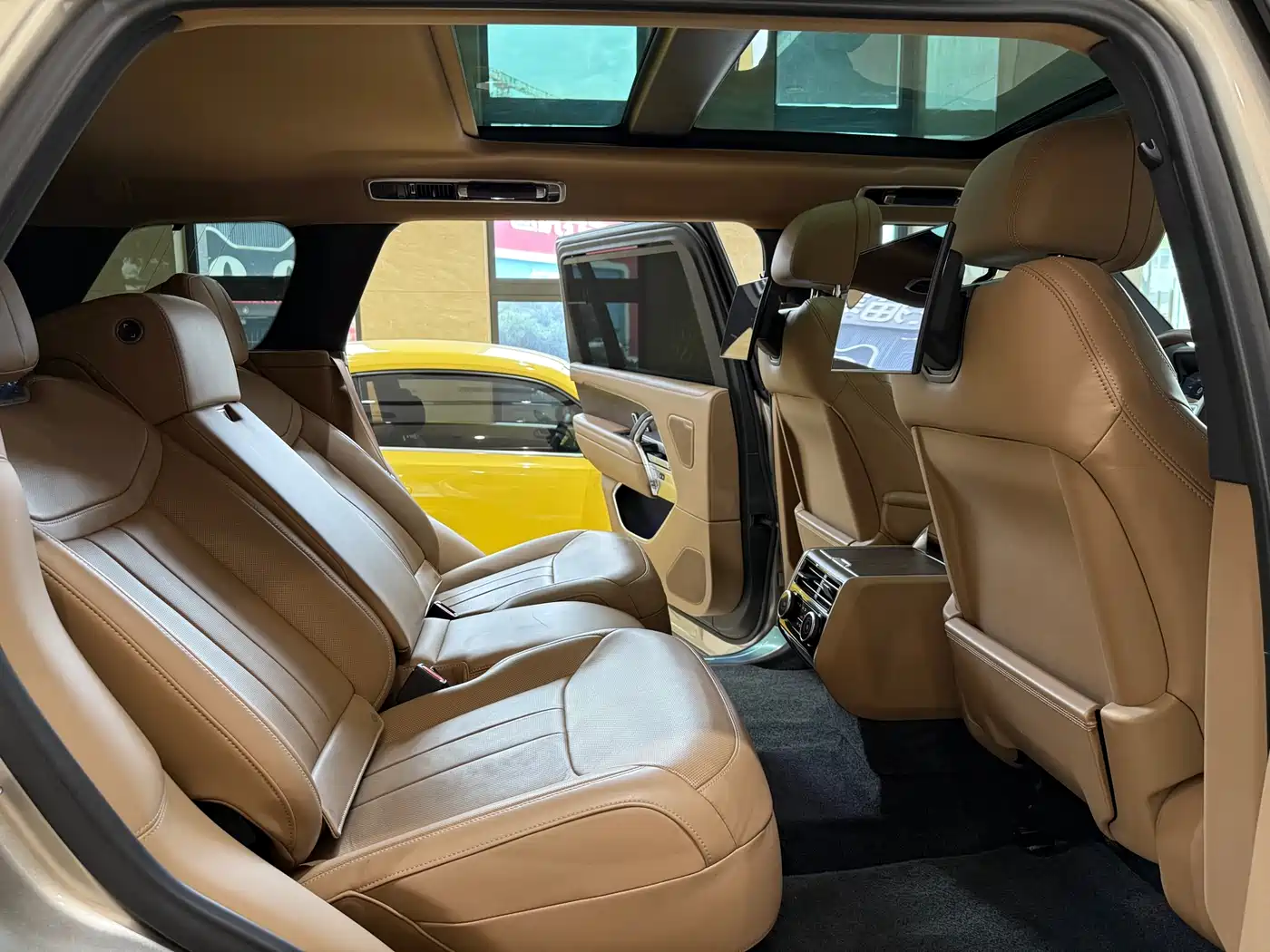 Land Rover Range Rover 2025 3.0 L6 400PS Genesis Extended Wheelbase фото 13