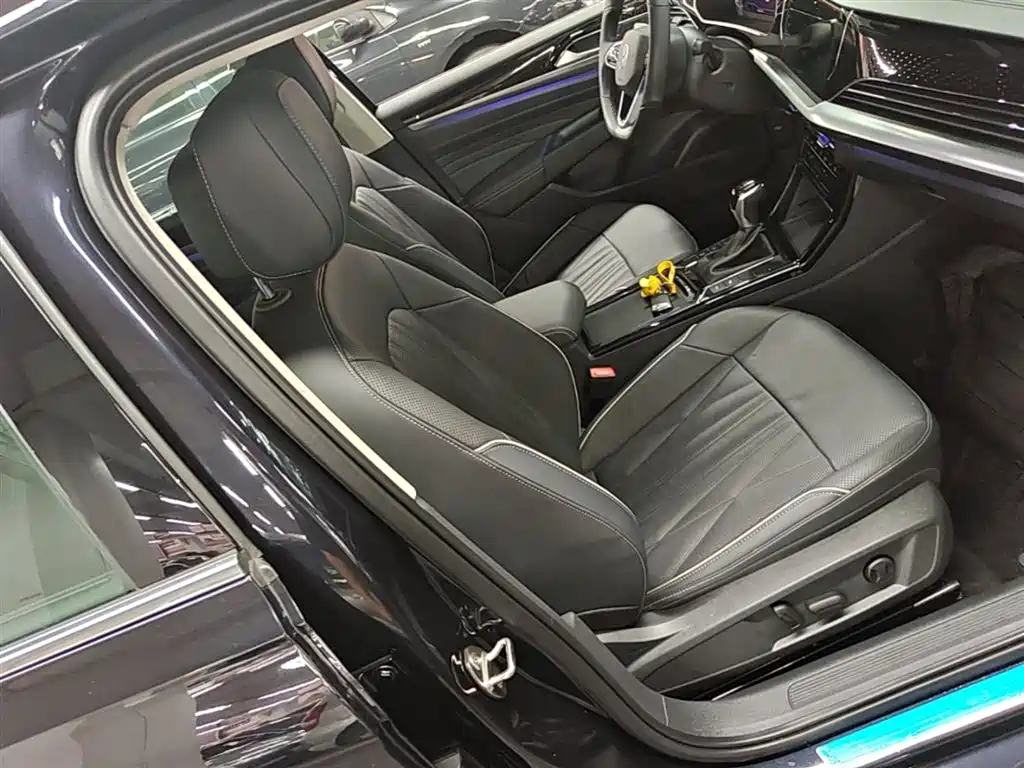 Volkswagen Passat 2022 330TSI Starlight Luxury Edition фото 25