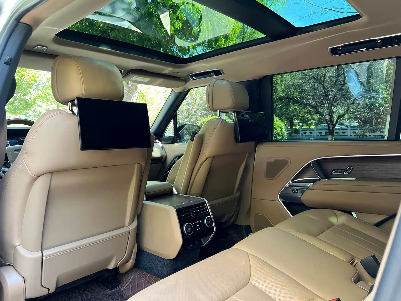 Land Rover Range Rover 2024 3.0 L6 400PS Genesis Extended фото 24