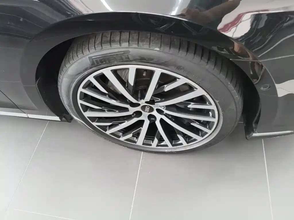 Photo 14 - Audi A8
