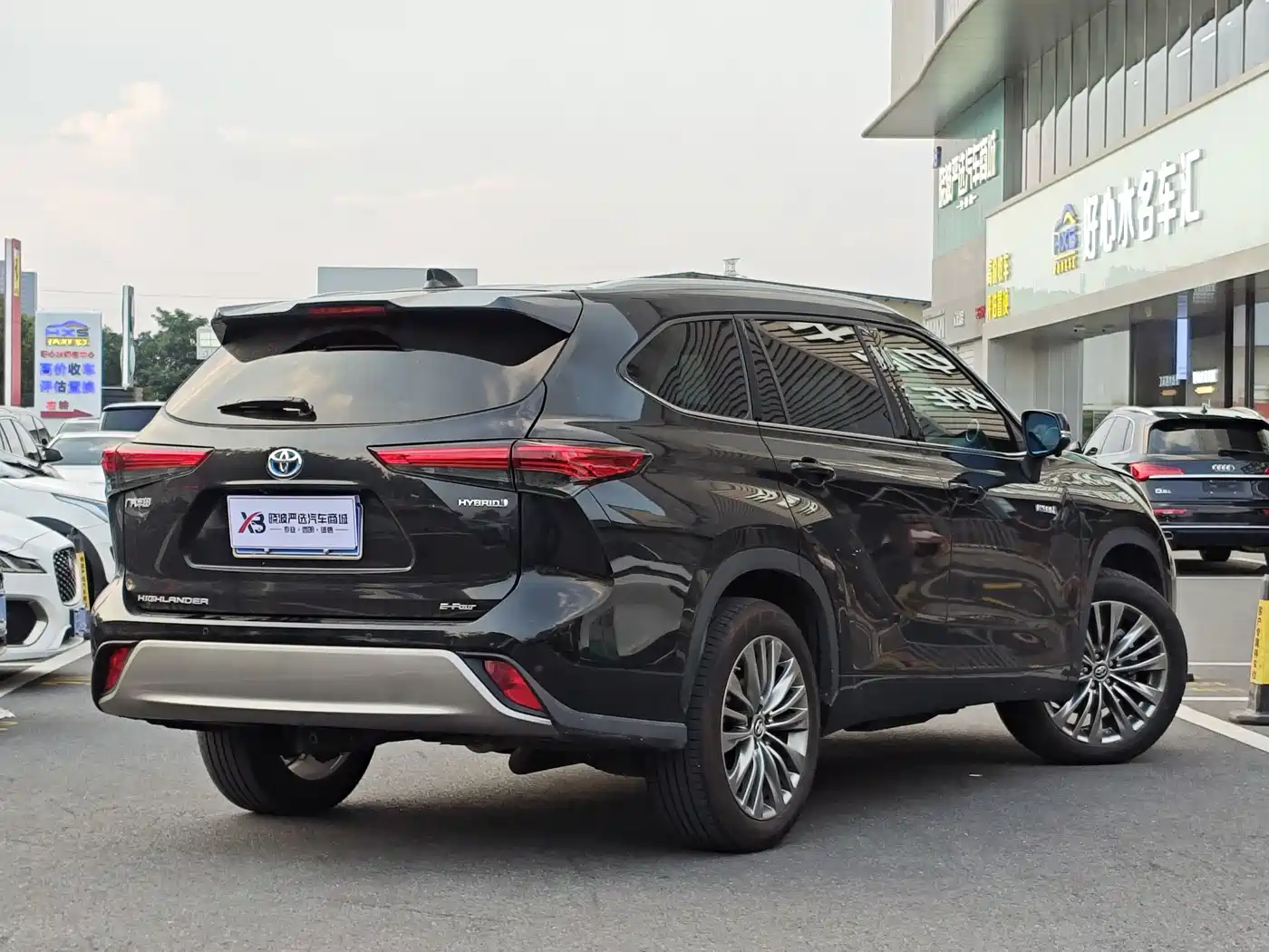 Toyota Highlander 2023 2.5L Smart Hybrid Dual Engine AWD Premium 7-Seater фото 4
