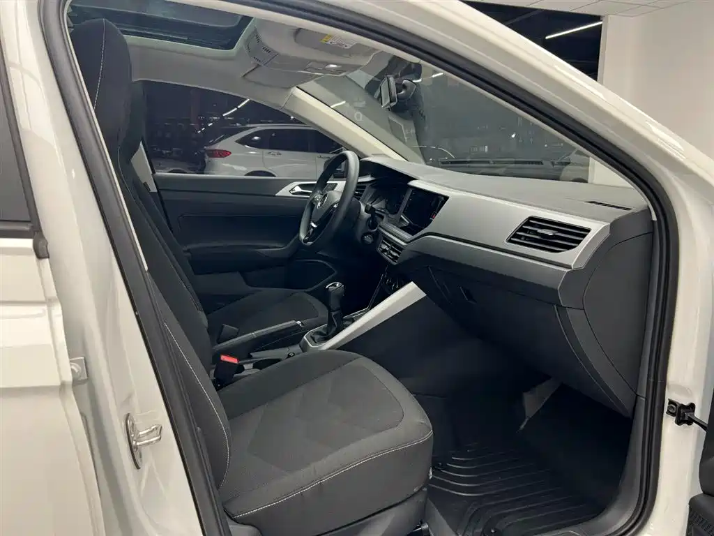 Volkswagen Polo 2021 Plus 1.5L Automatic Panorama Enjoyment Edition фото 20