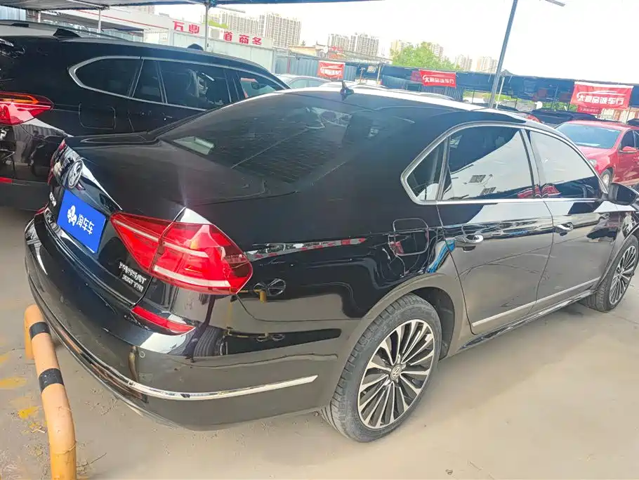 Volkswagen Passat 2017 330TSI DSG Luxury фото 3