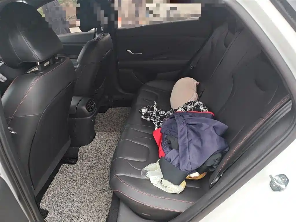Hyundai Elantra 2022 1.5L CVT LUX Premium Edition фото 15