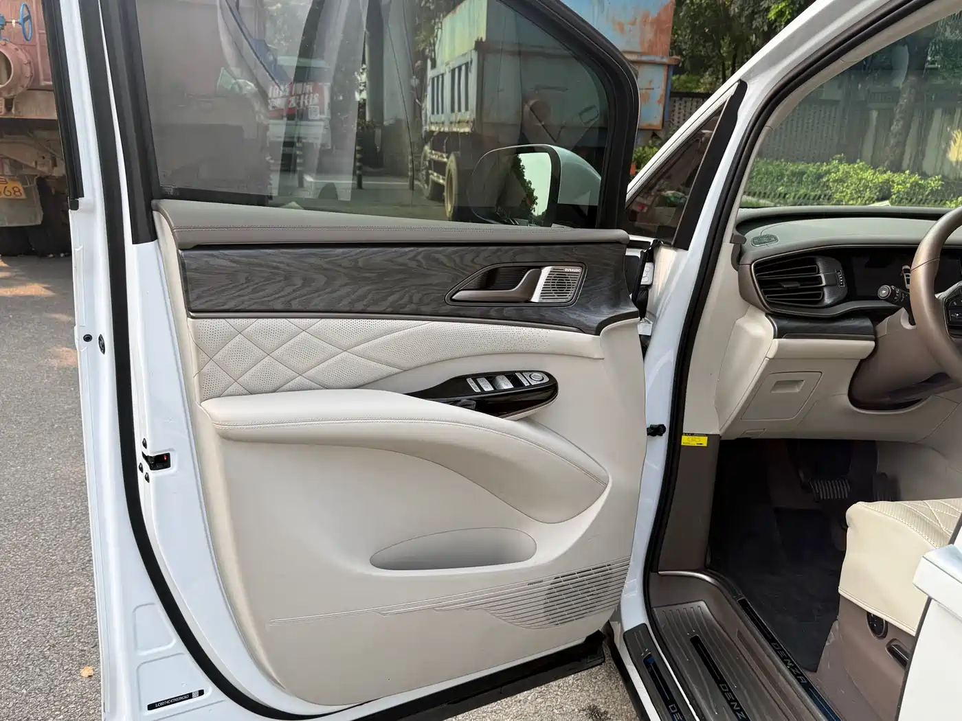 Denza D9 2022 DM-i 1040 Premium фото 9