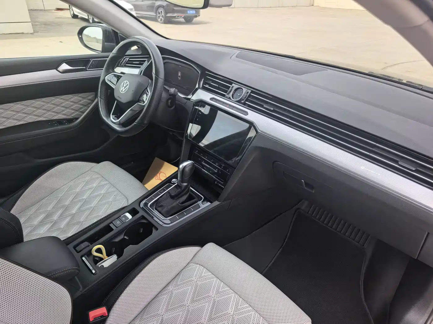Volkswagen Magotan 2023 Model 2 Million Commemorative Edition 330TSI DSG Luxury фото 4