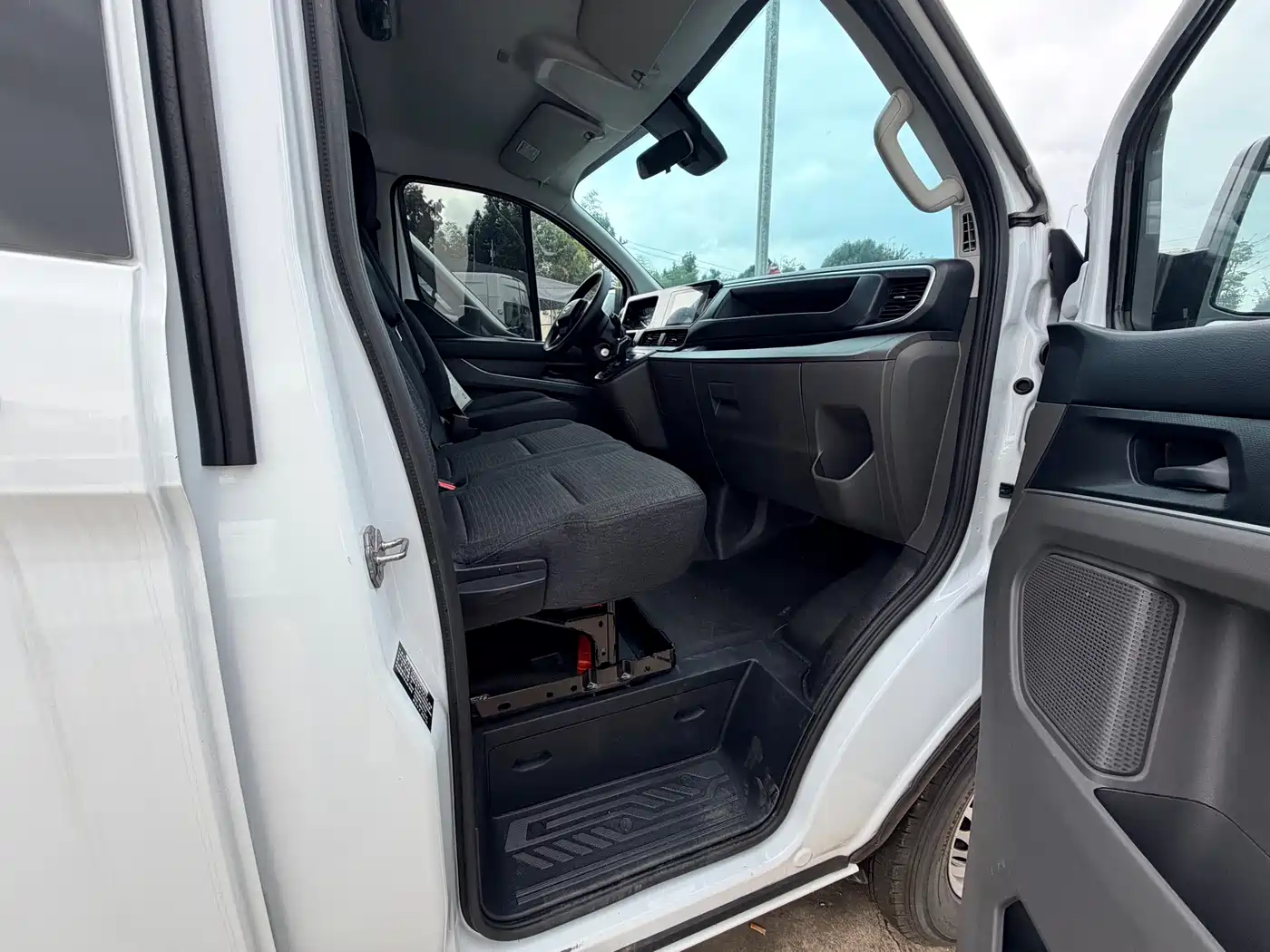 Ford Transit 2024 2023 Model 2.0T Diesel Manual Multi-Purpose Commercial Vehicle Medium Wheelbase Low Roof 5/6-Seater