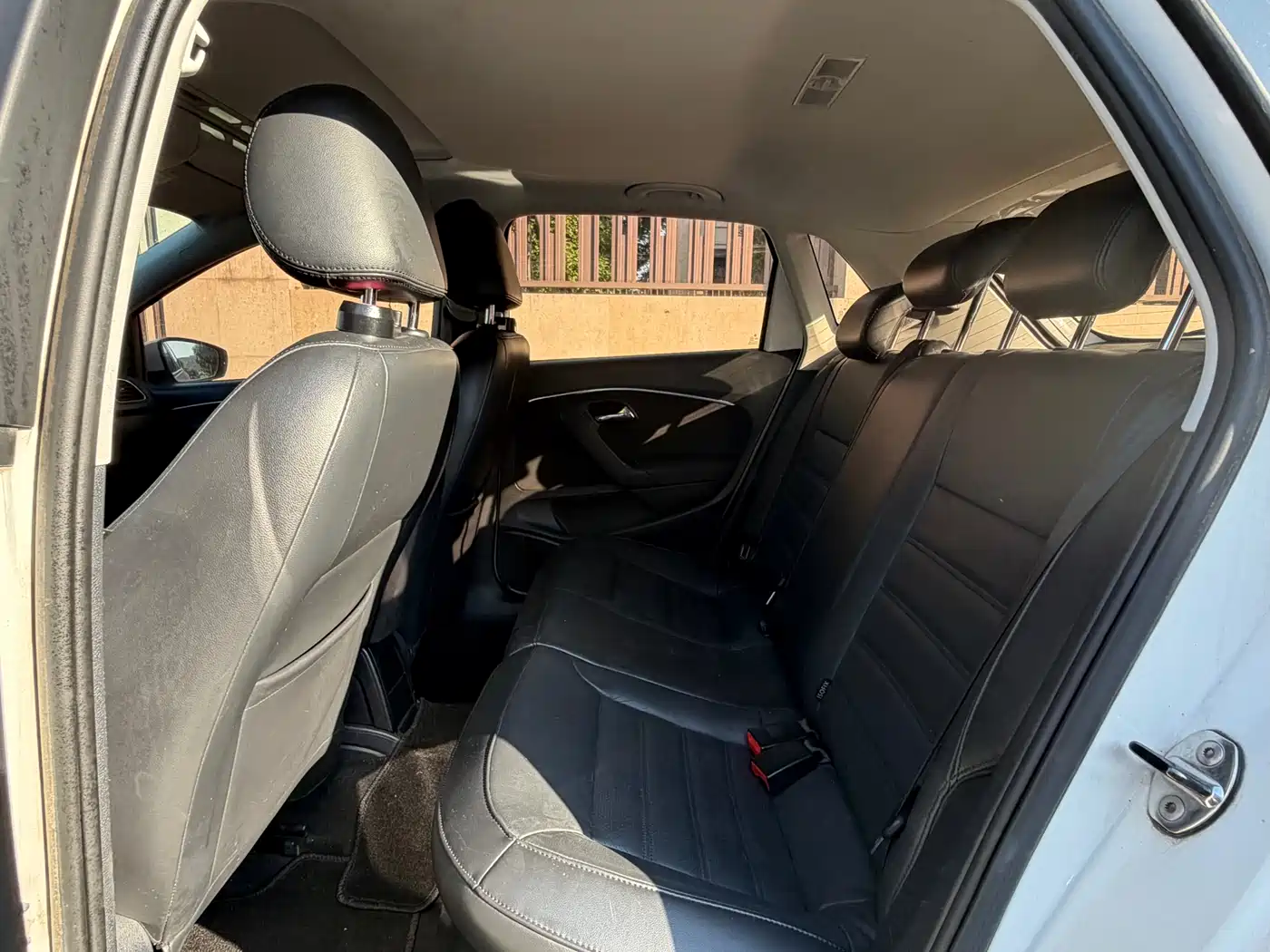 Volkswagen Polo 2014 1.6L Automatic Luxury Edition фото 16
