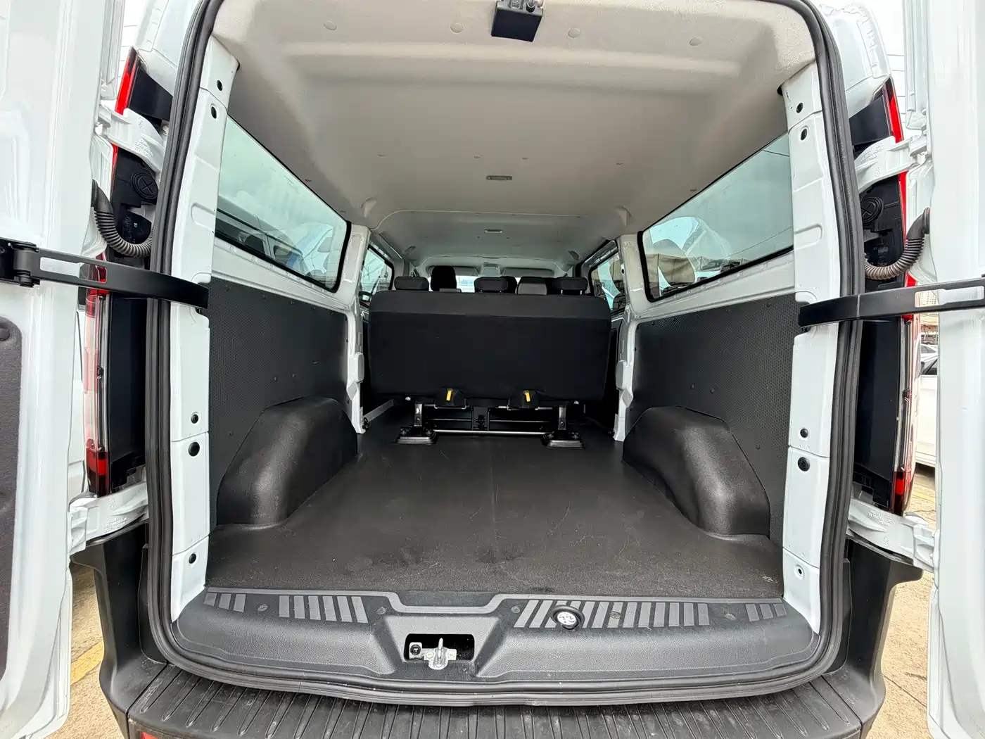 Ford Transit 2024 2023 Model 2.0T Diesel Manual Multi-Purpose Commercial Vehicle Medium Wheelbase Low Roof 5/6-Seater