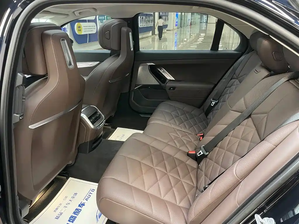 BMW 7-SERIES