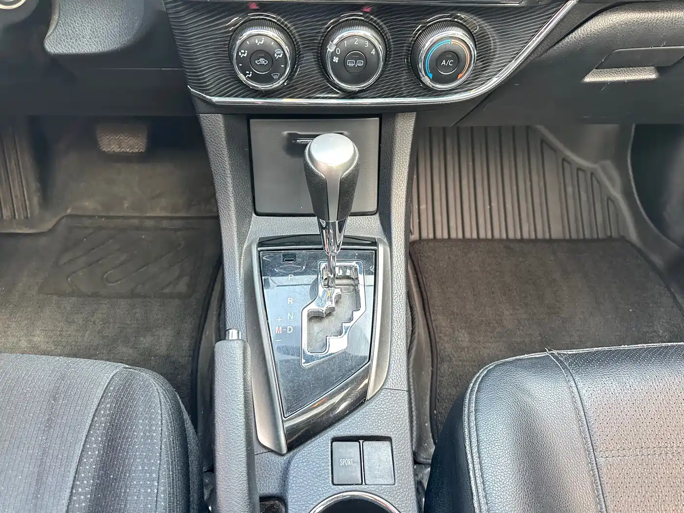 Toyota Corolla 2016 1.6L CVT GL-i Cool Edition фото 16