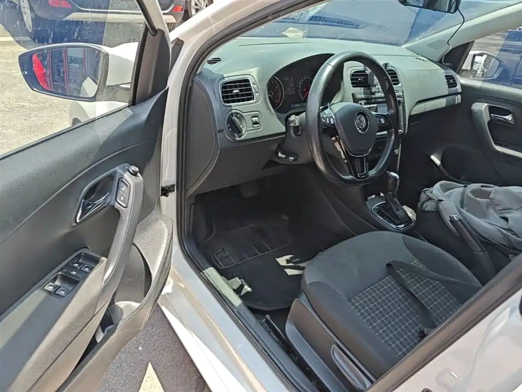 Volkswagen Polo 2016 1.6L Automatic Comfort фото 16