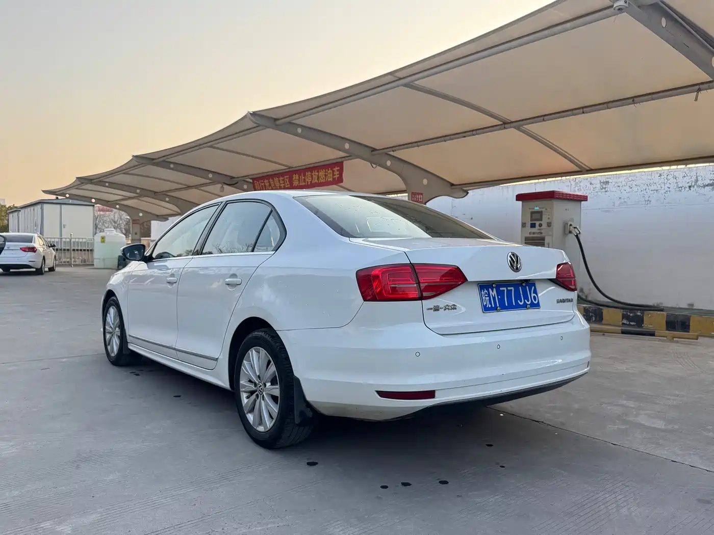 Volkswagen Sagitar 2015 1.6L Automatic Comfort фото 7