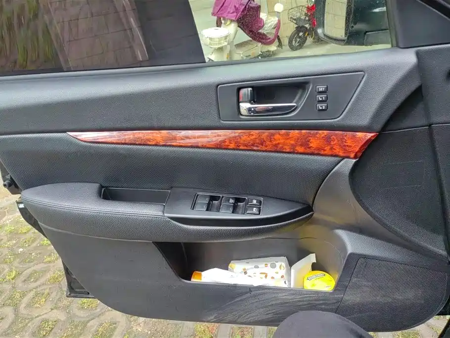 Subaru Outback 2011 2.5i Luxury Edition фото 7
