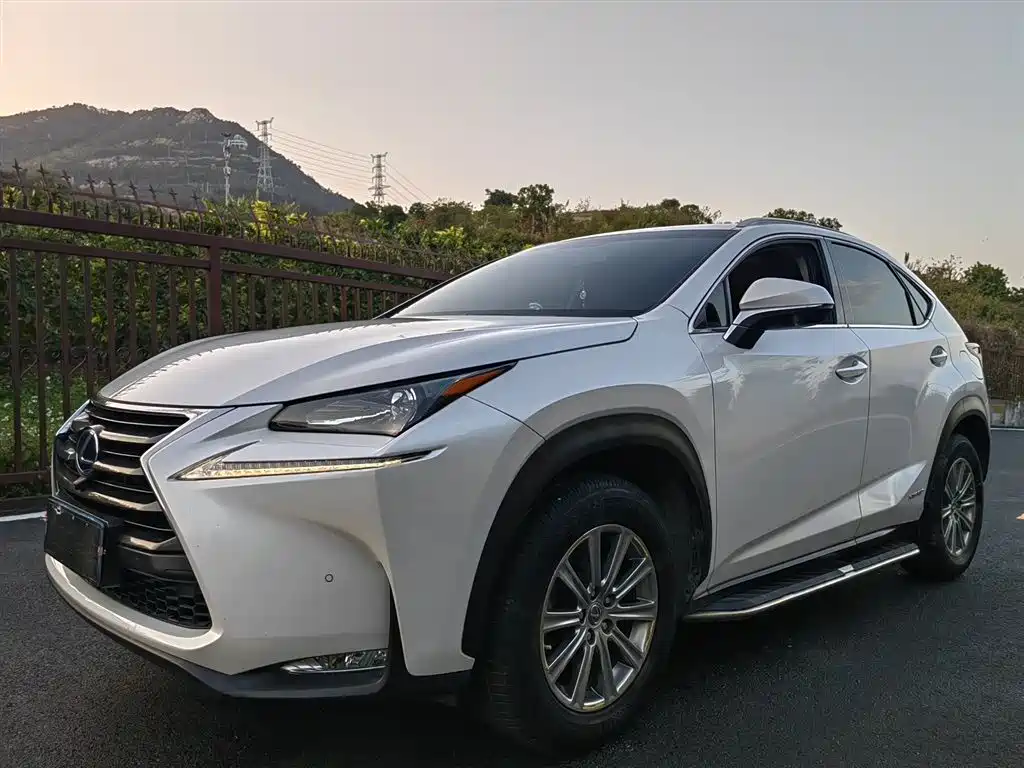 Lexus NX 2015 300h FWD Luxury