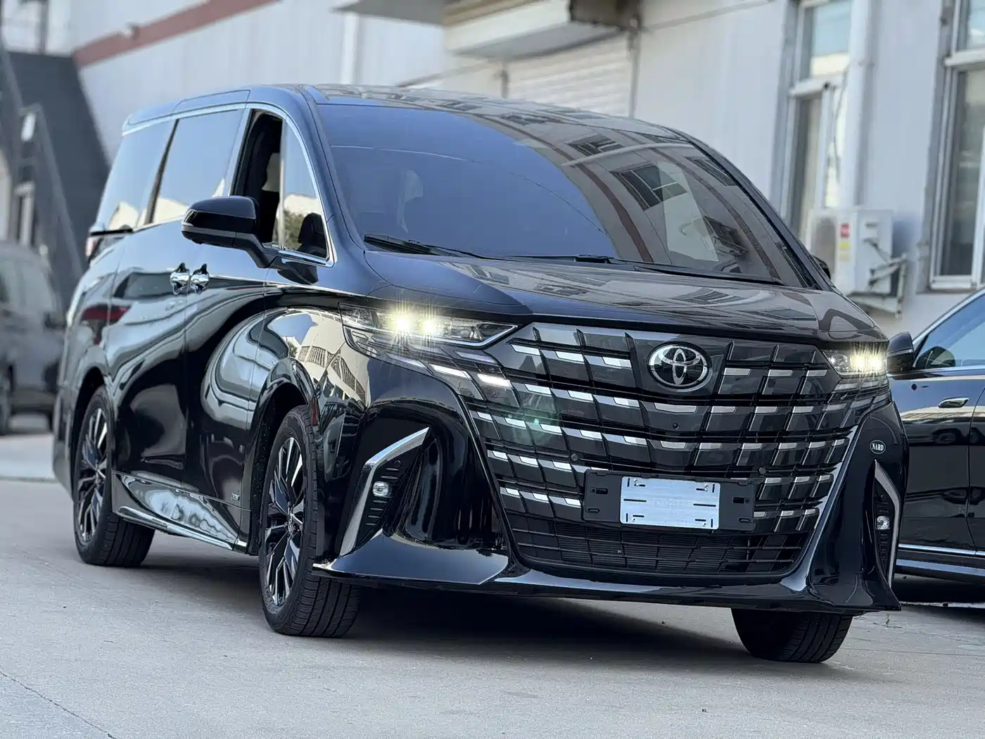 Toyota Alphard 2025 Hybrid 2.5L Ultimate Gold Edition фото 3
