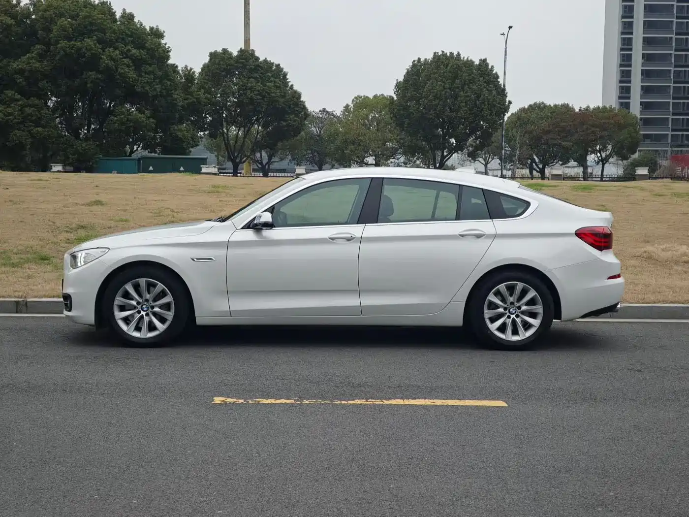 BMW 5 Series GT 2015 528i Leading фото 4