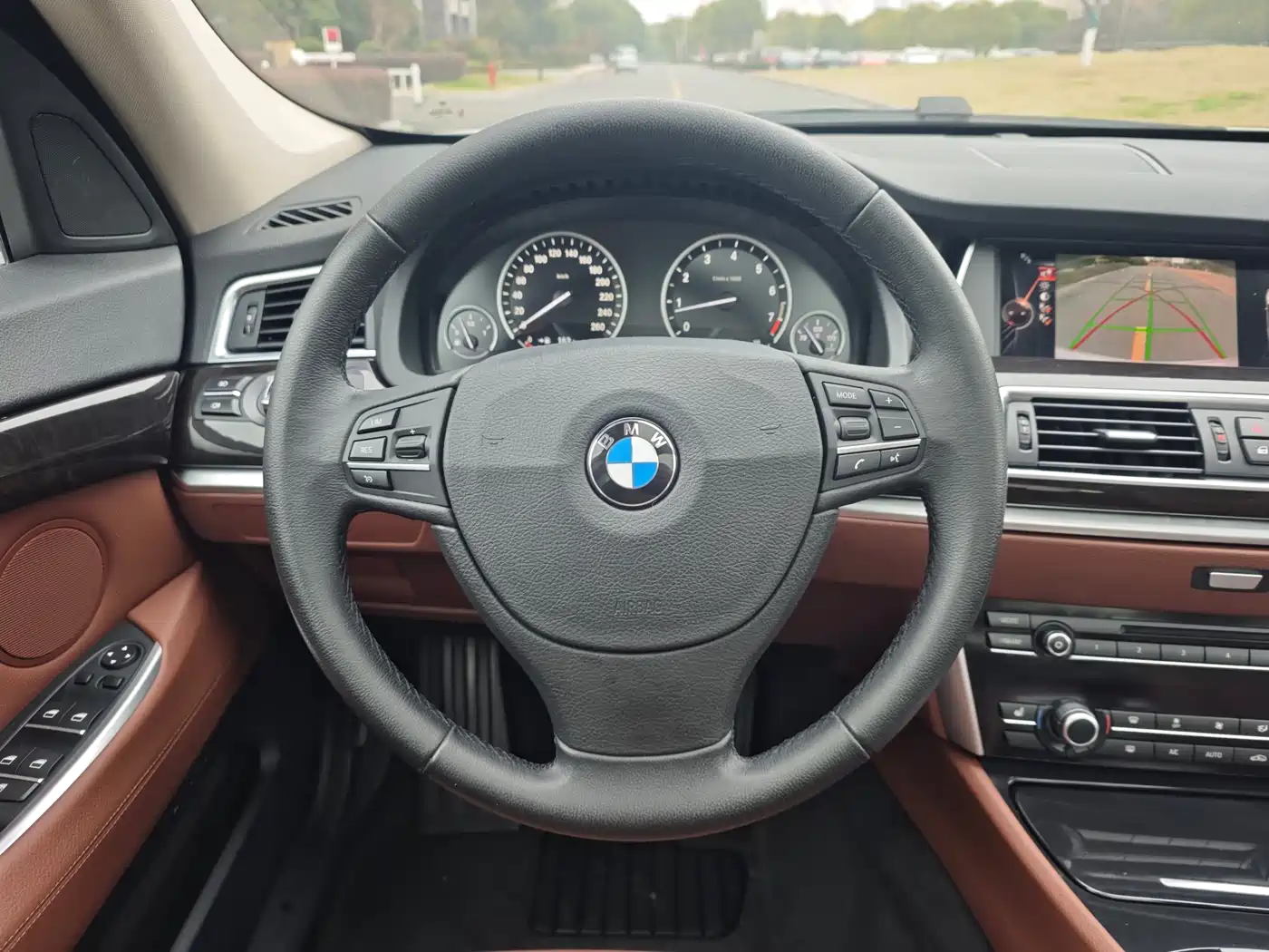 BMW 5 Series GT 2015 528i Leading фото 11