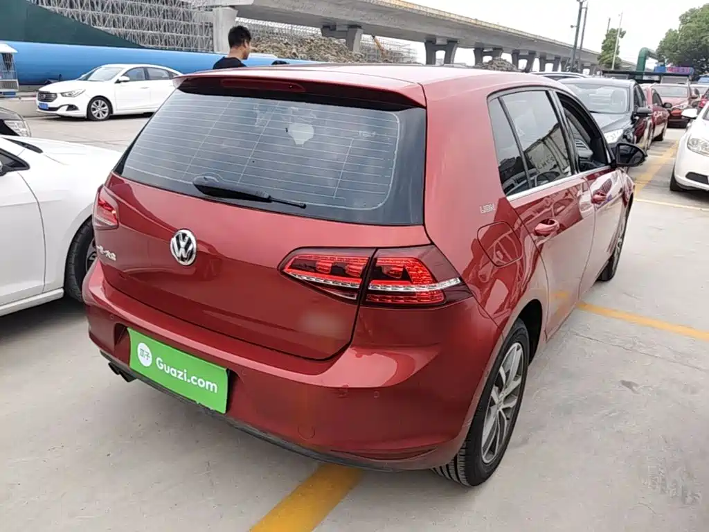 Photo 7 - Volkswagen Golf
