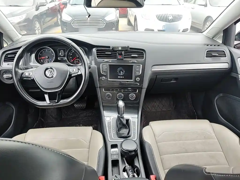 Photo 10 - Volkswagen Golf