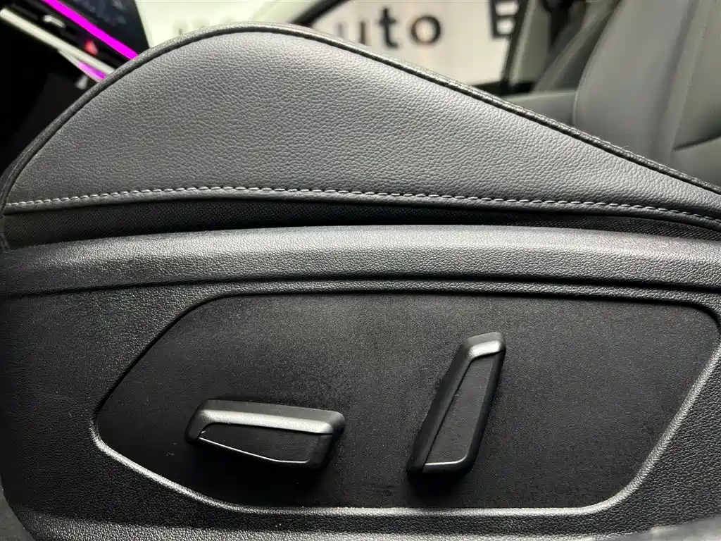 Hyundai Elantra 2022 1.5L CVT LUX Premium Edition фото 16