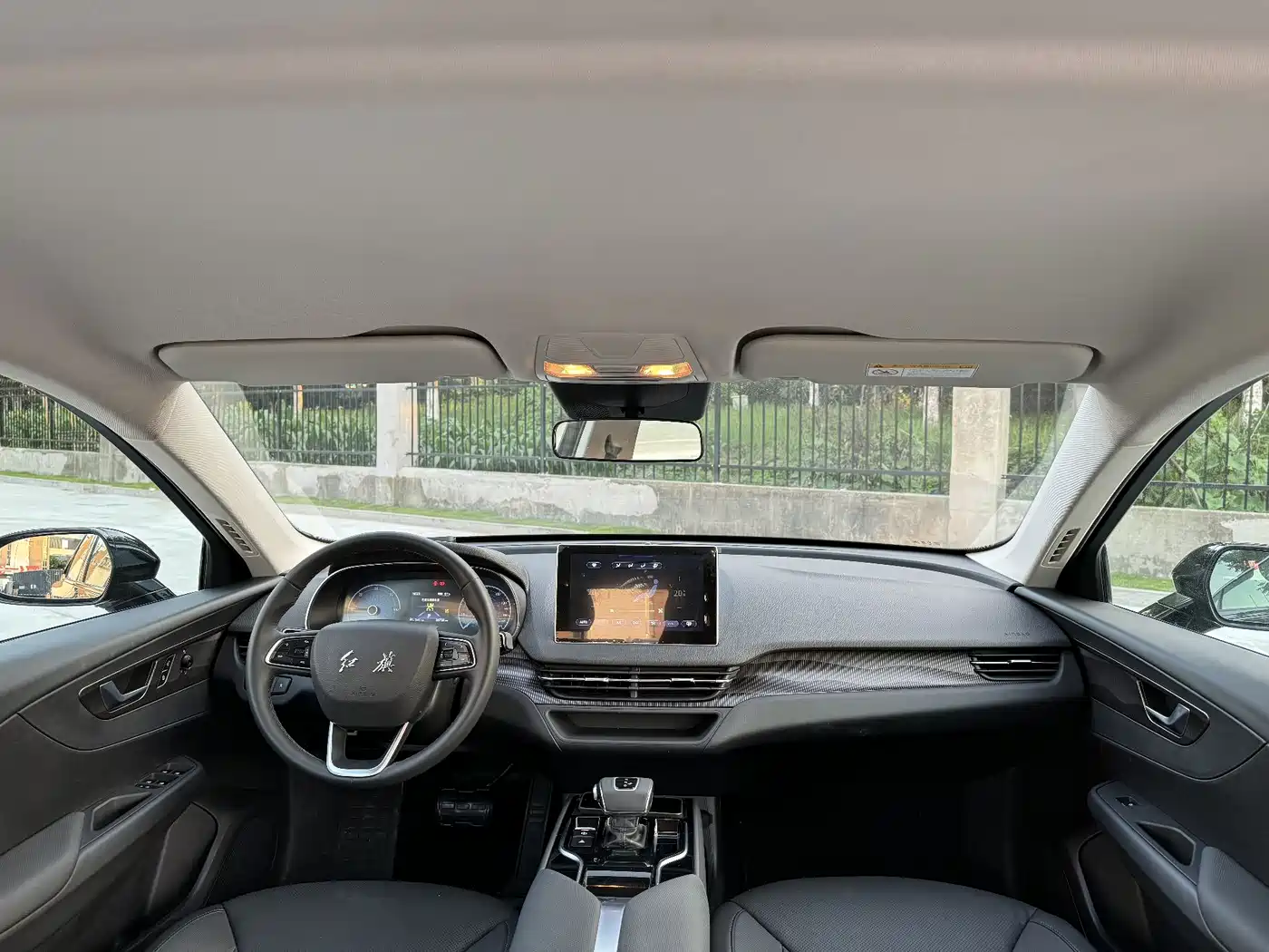Hongqi E-QM5 2023 Basic Travel Edition фото 17