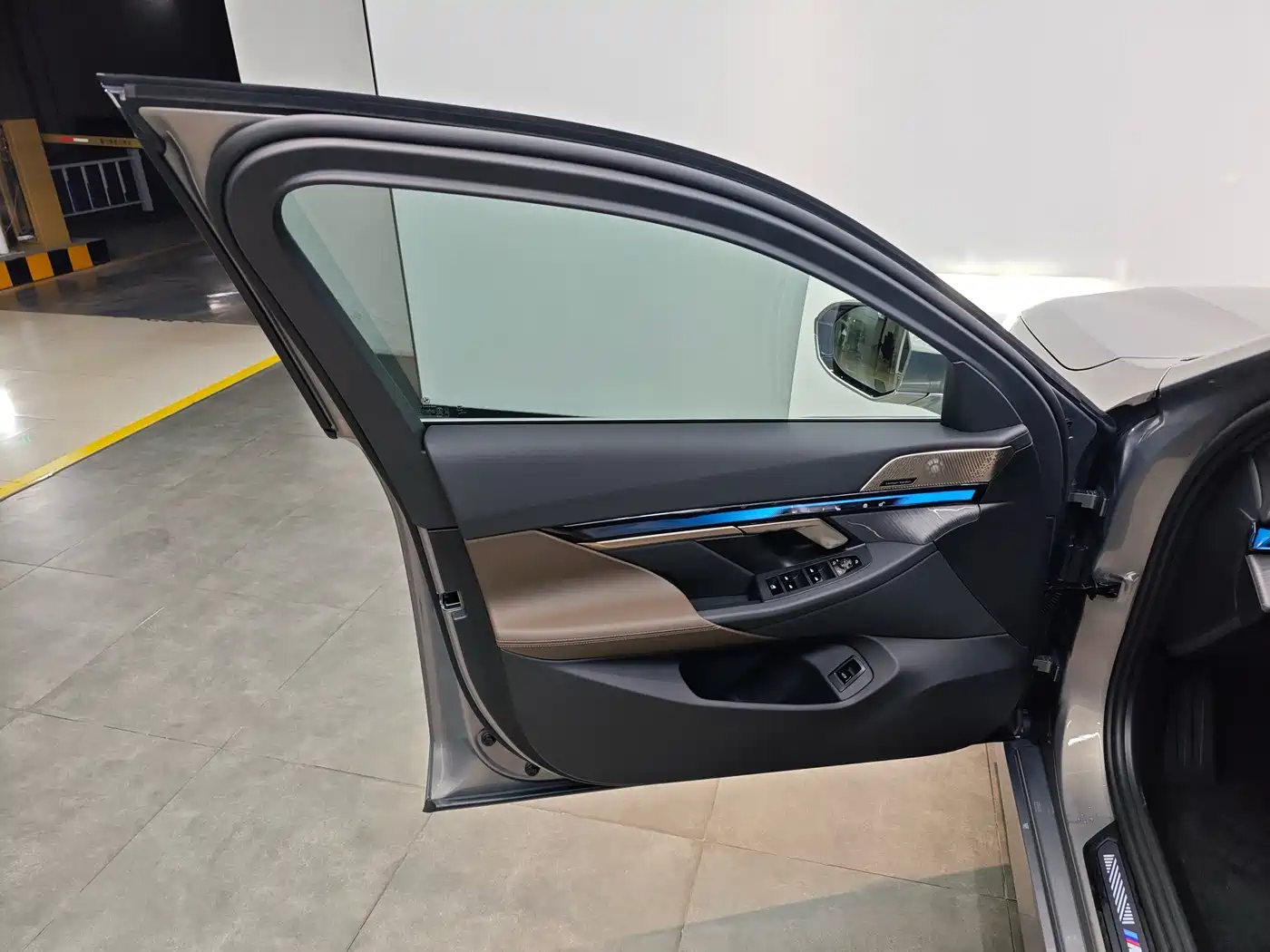 BMW 5 Series 2024 530Li Leading M Sport Package фото 17
