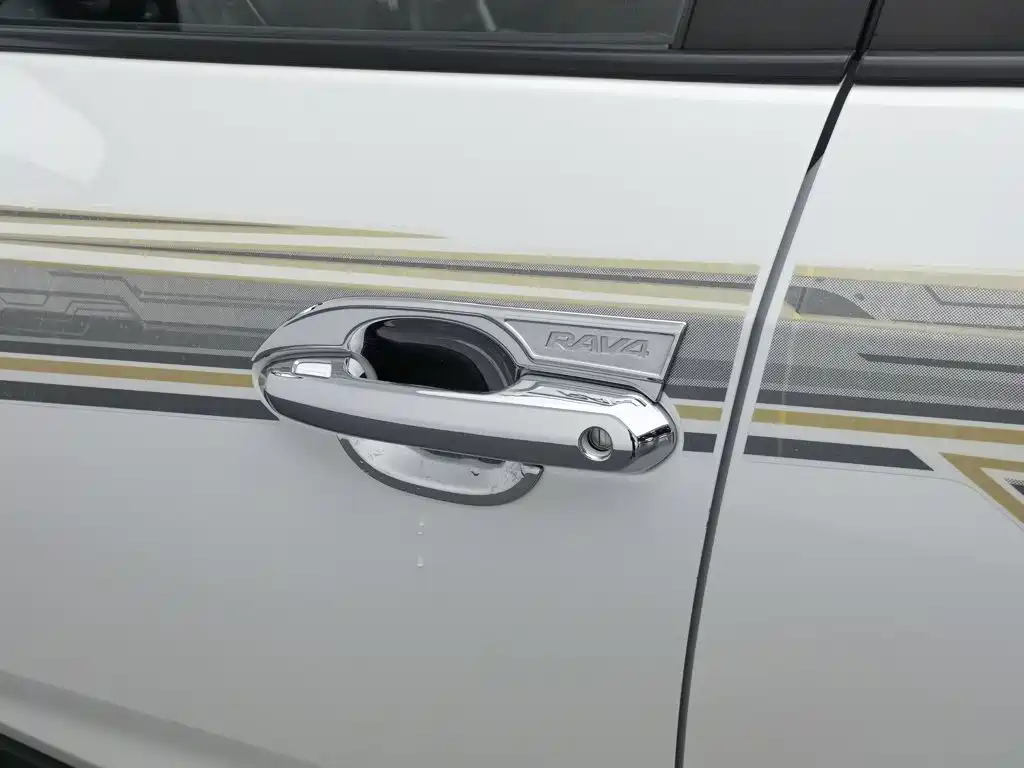 Фото 18 - Toyota RAV4