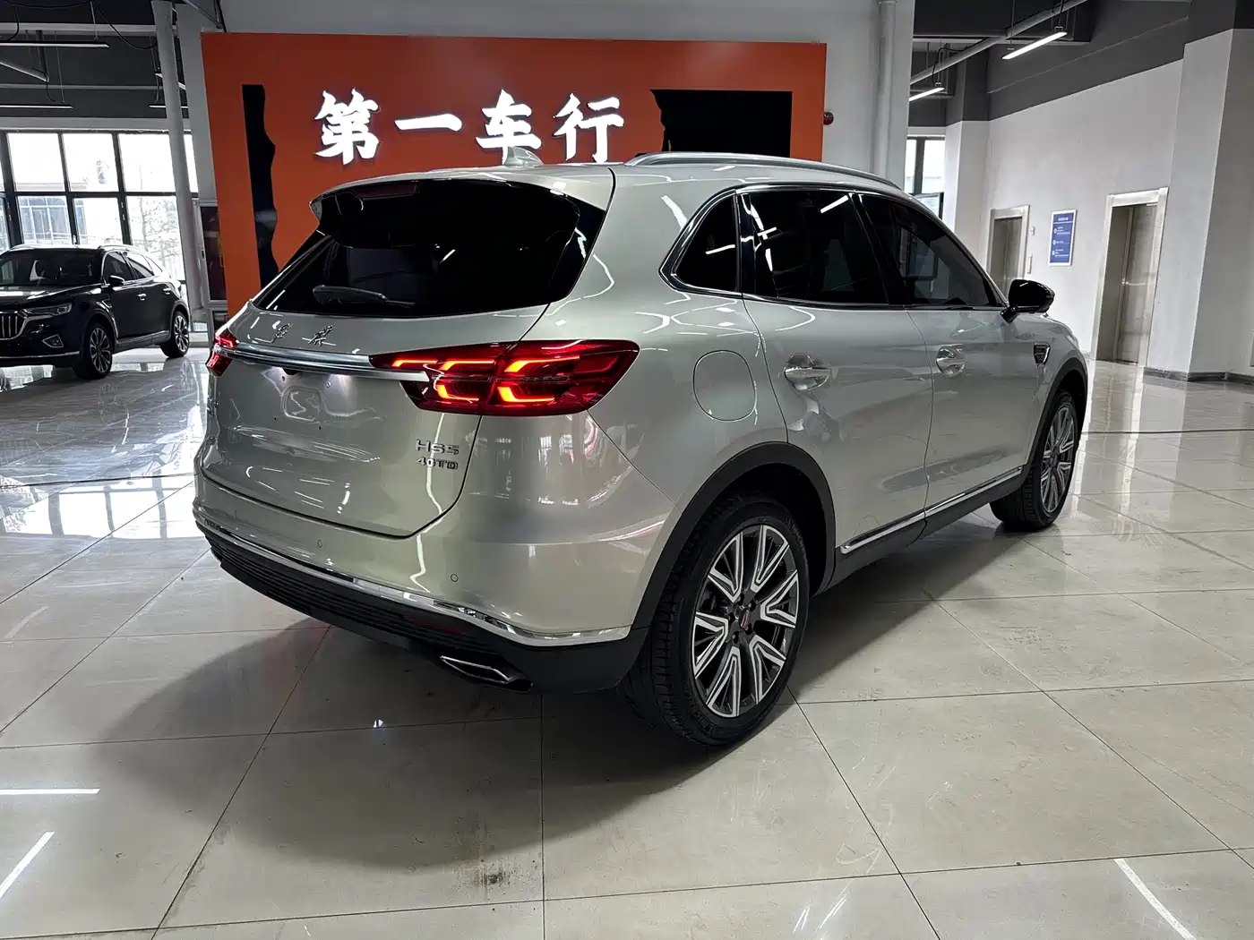 Photo 3 - Hongqi HS5