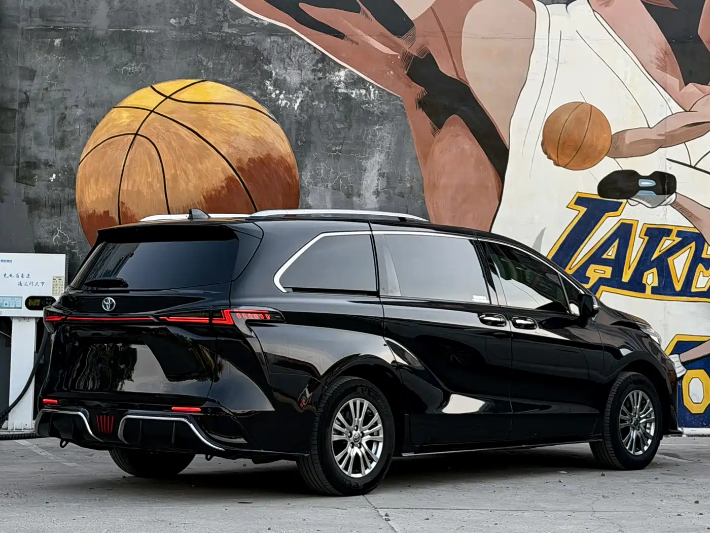 Toyota Sienna 2021 2.5L Hybrid Luxury Edition фото 4