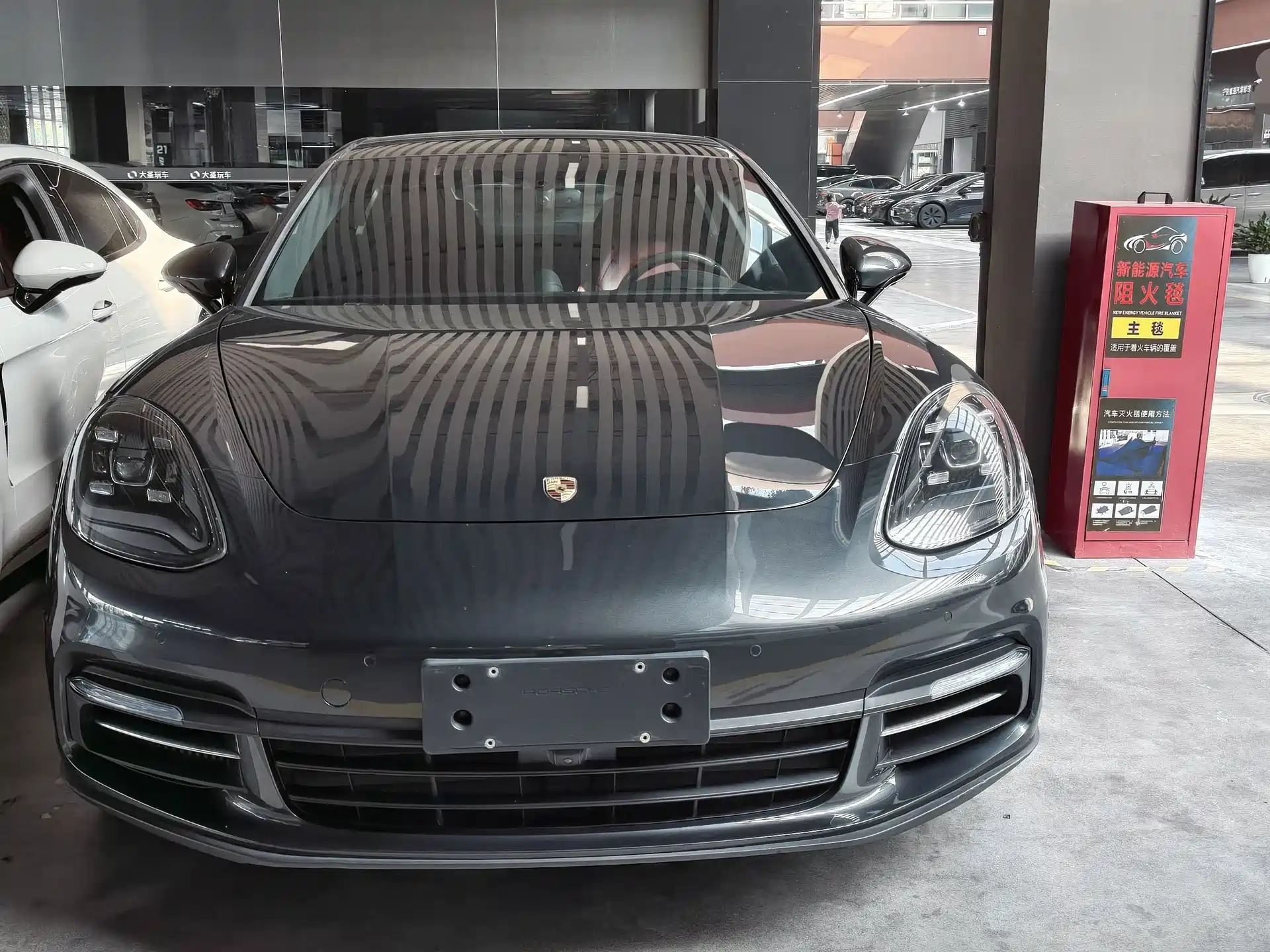 Photo 2 - Porsche Panamera