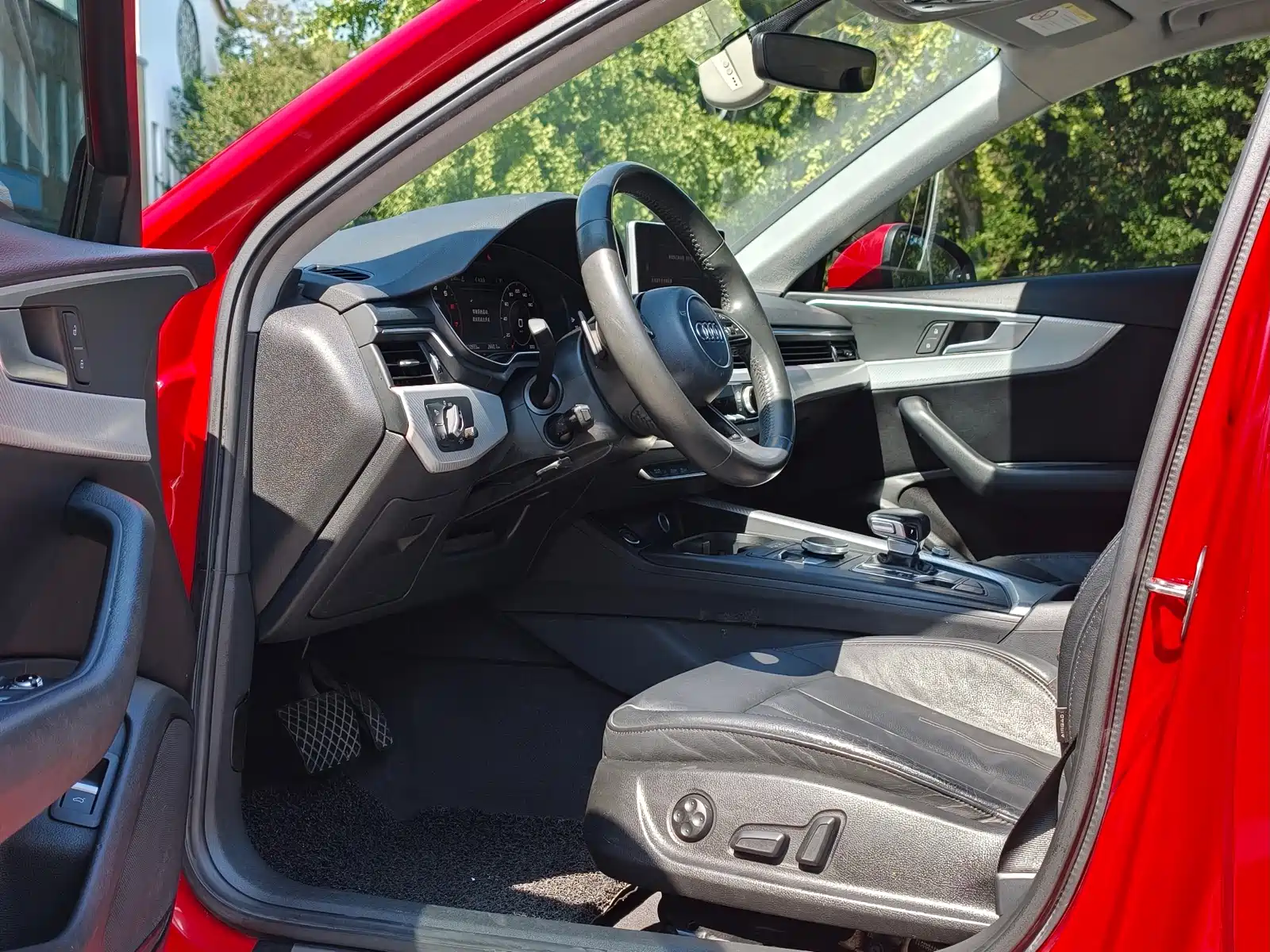 Фото 15 - Audi A4L